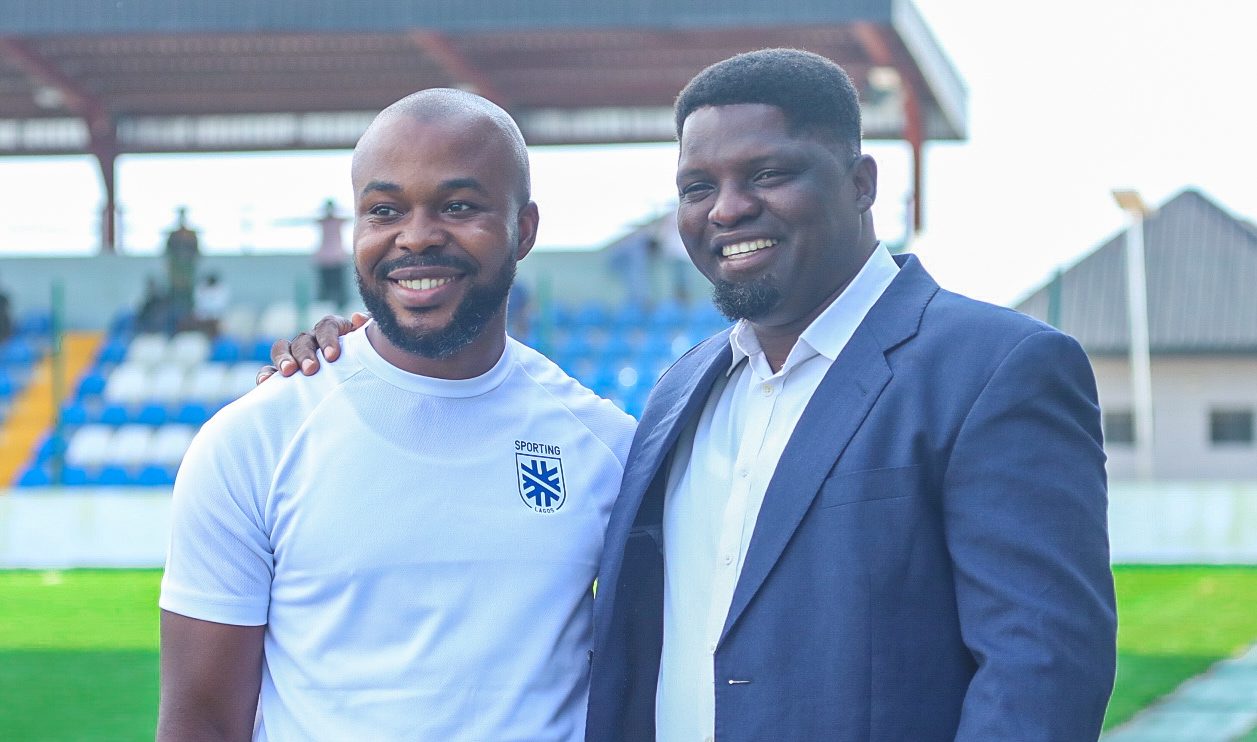 Paul Offor(Sporting Lagos) and Daniel Ogunmodede(Remo Stars) - Photo Credit: Jamiu Adelase