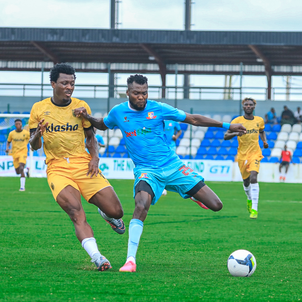 Ekene Olisema(Sporting Lagos) and Sikiru Alimi(Remo Stars) in action - Photo Credit: Jamiu Adelase