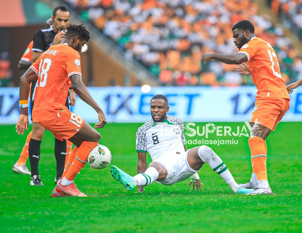 Frank Onyeka battling for the ball (Photo credit: Jamiu Adelase)