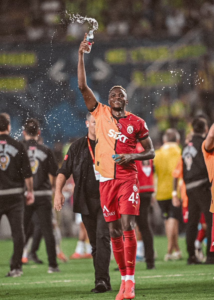 Victor Osimhen celebrates
