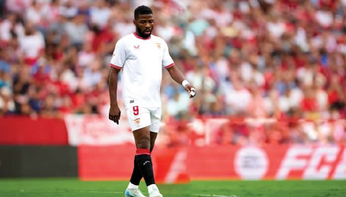 Finidi Urges Iheanacho to Leave Sevilla Over Poor Treatment
